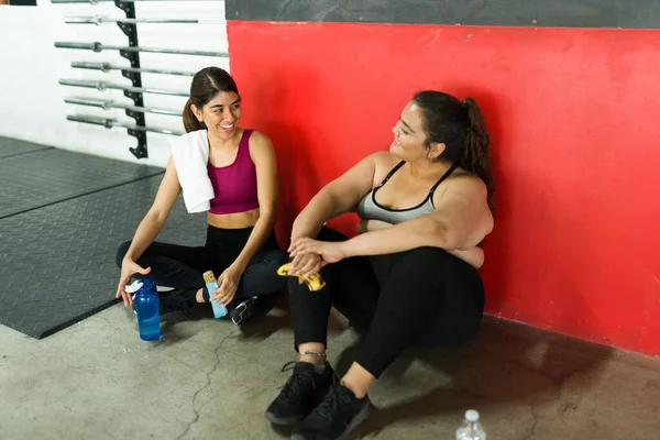 Treinador Pessoal Alegre Jovem Gorda Falando Sobre Progresso Aptidão Rotina — Fotografia de Stock