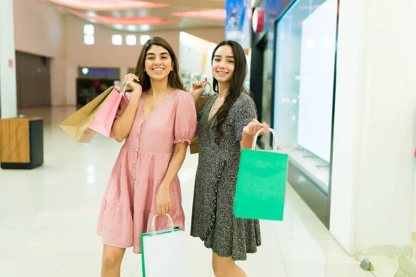 Schöne Hispanische Frauen Fühlen Sich Beim Gemeinsamen Einkaufen Sehr Wohl — Stockfoto