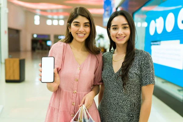 Vackra Unga Kvinnor Visar Smartphone Vit Skärm När Handlar Butiken — Stockfoto