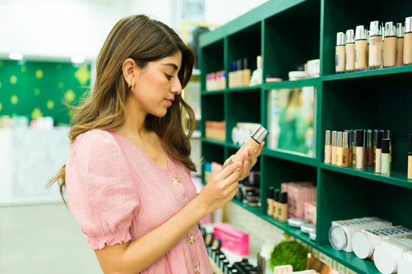 Cliente Femenino Latino Comprando Una Nueva Fundación Tienda Maquillaje —  Fotos de Stock