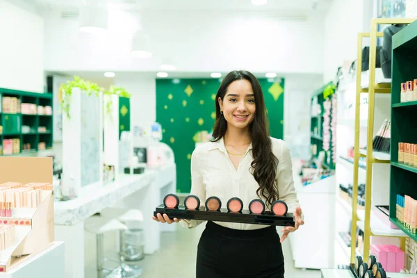 Gyönyörű Fiatal Aki Termékbemutatót Tart Miközben Értékesítőként Dolgozik Sminkboltban — Stock Fotó