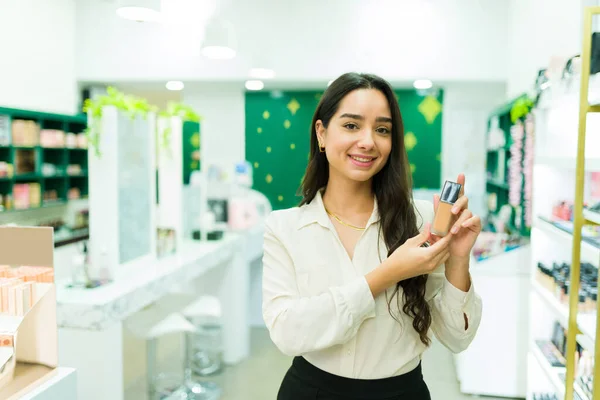 Retrato Uma Vendedora Feminina Alegre Fazendo Uma Demonstração Produto Loja — Fotografia de Stock