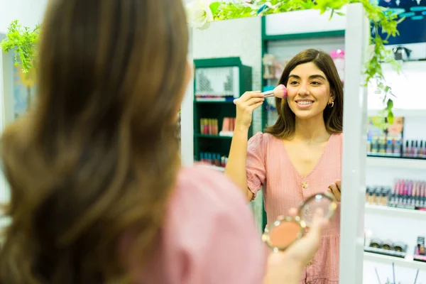 Mujer Feliz Sonriendo Mientras Mira Espejo Probándose Nuevo Maquillaje Tienda — Foto de Stock