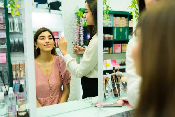 Bakifrån Attraktiv Klient Tittar Spegeln Makeup Butiken Försöker Mascara — Stockfoto