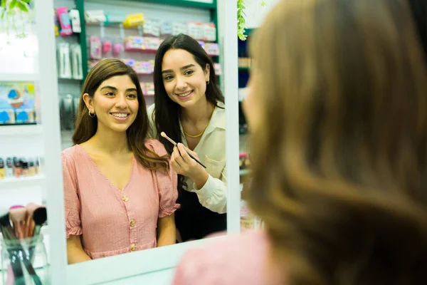 Eccitato Cliente Femminile Truccatore Visto Dietro Guardarsi Allo Specchio Negozio — Foto Stock