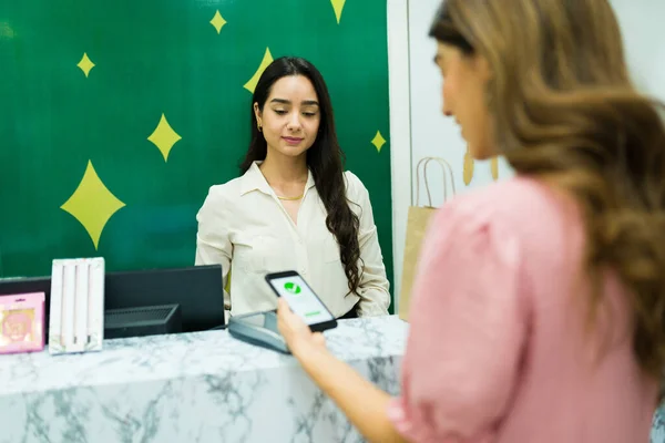 Belo Vendedor Esperando Por Cliente Para Pagar Com Cartão Crédito — Fotografia de Stock