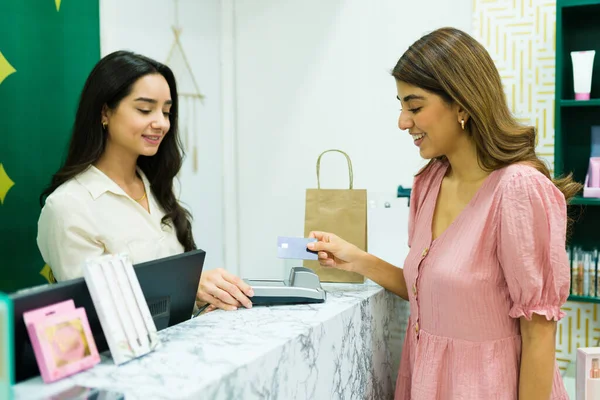 在用信用卡购买化妆品时 快乐的女性顾客面带微笑 — 图库照片