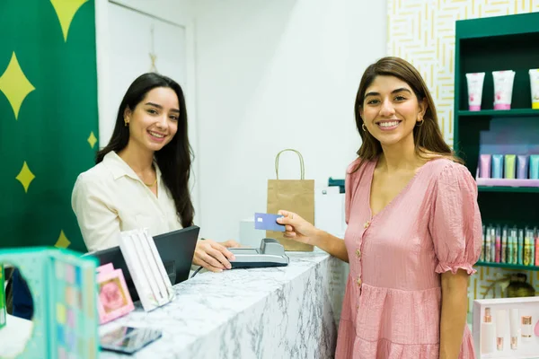 Piękna Kobieta Sprzedawca Czują Się Szczęśliwi Płacąc Kartą Kredytową Zakupy — Zdjęcie stockowe