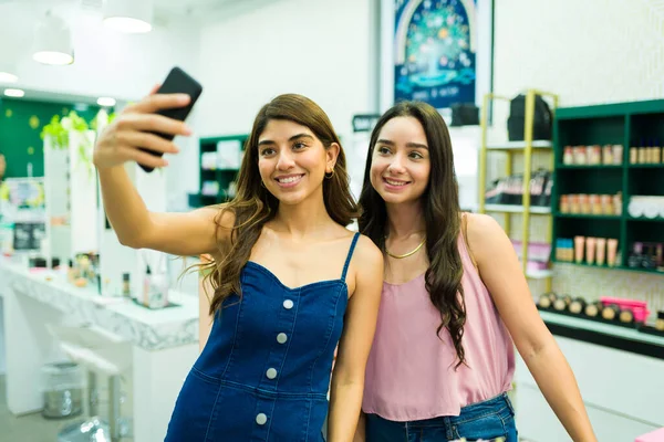 매력적 여성들 미용실에서 쇼핑하면서 스마트폰으로 셀카를 — 스톡 사진