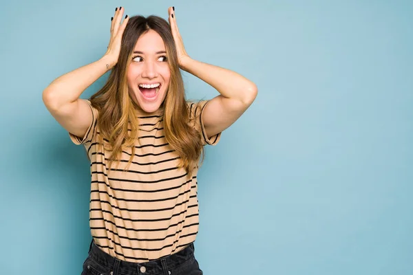 Schattige Blanke Vrouw Zoek Geschokt Zoek Naar Kopieerruimte Een Studio — Stockfoto