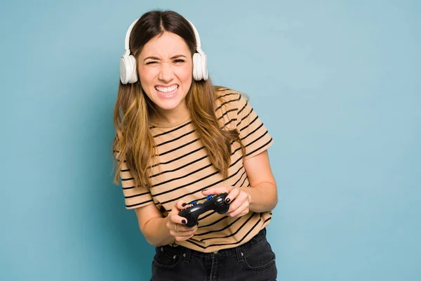 Junge Kaukasische Frau Trägt Kopfhörer Und Spielt Videospiele Mit Controller — Stockfoto