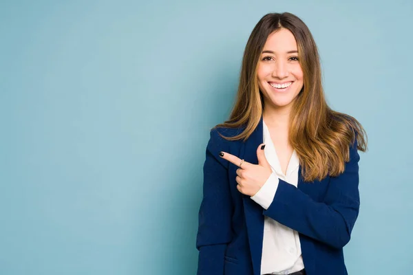 Retrato Una Linda Mujer Caucásica Con Traje Apuntando Hacia Espacio — Foto de Stock