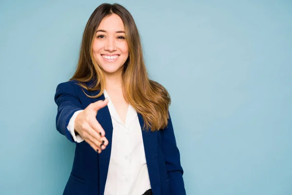 Przystojna Bizneswoman Robi Interes Uściskiem Dłoni Uśmiecha Się Studio — Zdjęcie stockowe