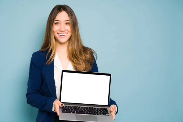 Jovem Mulher Vestindo Terno Negócios Segurando Computador Portátil Mostrando Sua — Fotografia de Stock
