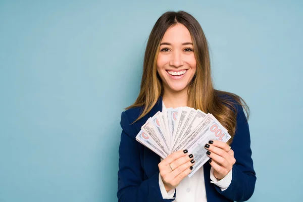 Söt Ung Kvinna Och Entreprenör Håller Massa Pengar Räkningar Hennes — Stockfoto