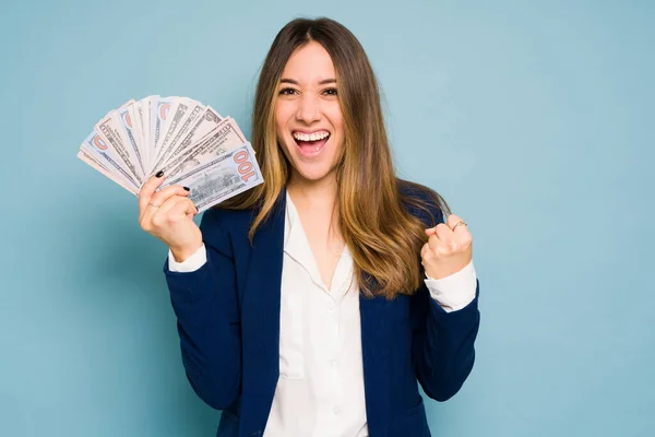 Framgångsrik Ung Affärskvinna Som Har Mycket Pengar Och Firar Att — Stockfoto