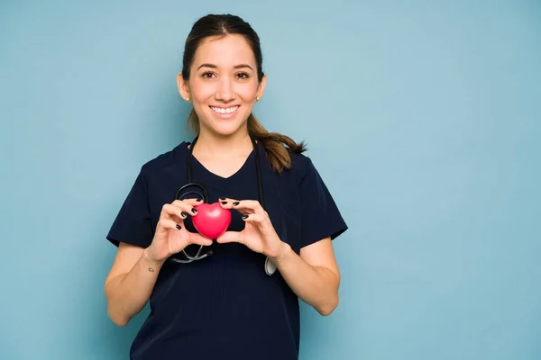 Retrato Una Hermosa Doctora Vestida Con Uniformes Sosteniendo Corazón Rojo — Foto de Stock