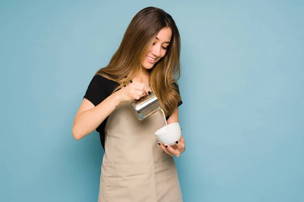 Porträtt Kvinnlig Barista Med Ett Förkläde Som Förbereder Latte Kaffe — Stockfoto