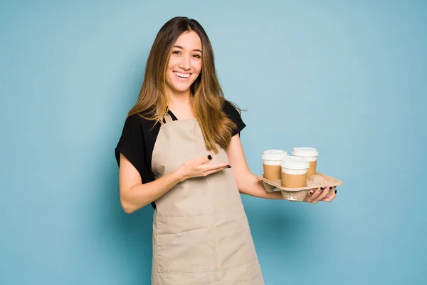 Bonita Morena Caucásica Llevando Muchas Tazas Café Una Bandeja Sonriendo — Foto de Stock