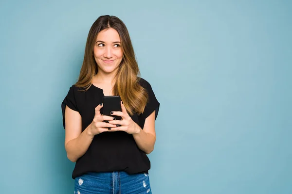 Beautiful Woman Holding Smartphone Thinking Some Good Ideas While Looking — Stock Photo, Image