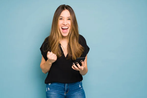 Linda Chica Que Parece Emocionada Por Ganar Juego Aplicación Teléfono —  Fotos de Stock