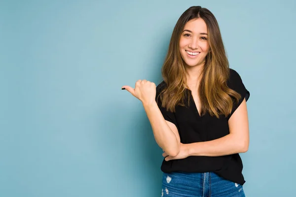 Jovem Mulher Olhando Feliz Apontando Para Espaço Cópia Estúdio Com — Fotografia de Stock