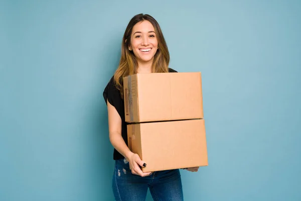 Mooie Jonge Vrouw Kijken Gelukkig Terwijl Het Dragen Van Een — Stockfoto