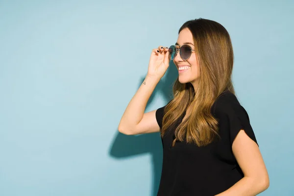 Профільний Вигляд Молодої Жінки Яка Виглядає Щасливою Носить Сонцезахисні Окуляри — стокове фото