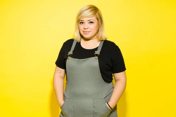 Retrato Uma Mulher Gorda Bonito Olhando Sério Estúdio Fundo Amarelo — Fotografia de Stock