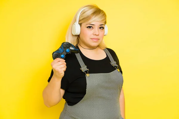 Geeky Velká Žena Sobě Heaphones Ukazuje Své Video Hry Řadič — Stock fotografie