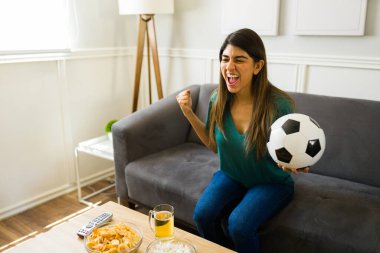 Süper heyecanlı İspanyol kadın en sevdiği futbol takımı kazandıktan sonra mutluluktan bağırıyor. 