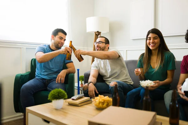 Amigos Hispânicos Batendo Suas Garrafas Cerveja Enquanto Saem Curtem Jogo — Fotografia de Stock