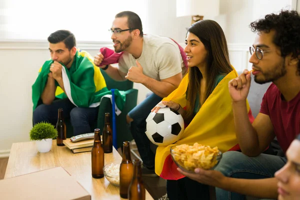 Amigos Felizes Assistindo Uma Copa Mundo Futebol Enquanto Bebem Cerveja — Fotografia de Stock