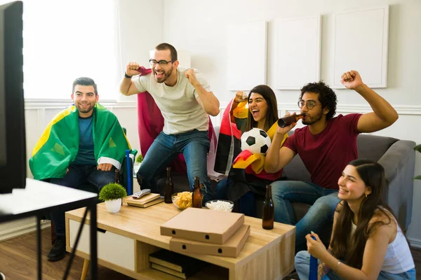 Alegres Fanáticos Los Deportes Sienten Emocionados Celebrando Después Mientras Ven —  Fotos de Stock