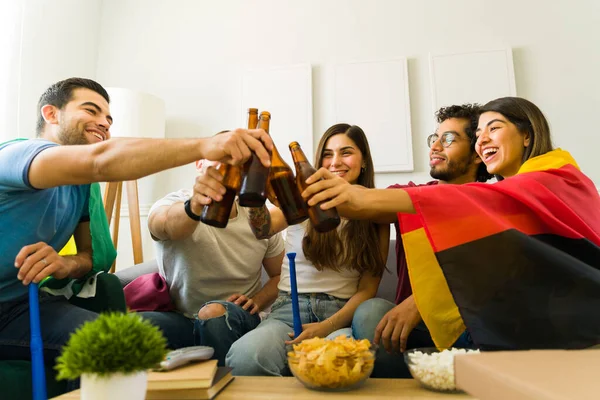 Latin Women Men Laughing While Drinking Beer While Enjoying Watching — Stock Photo, Image