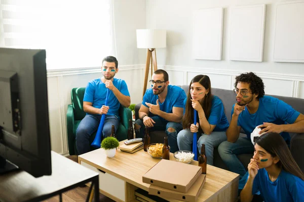 Gestreste Jonge Mannen Vrouwen Kijken Naar Voetbalwedstrijd Bank Met Vrienden — Stockfoto