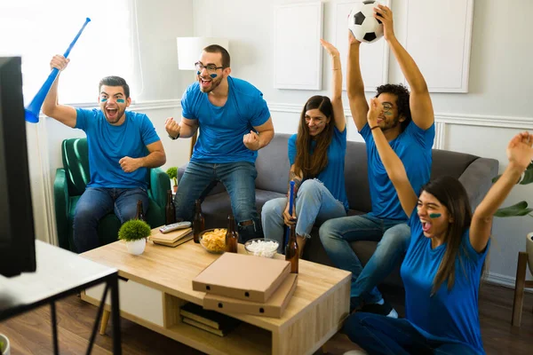 Super Glückliche Gruppe Von Freunden Feiert Den Meisterschaftssieg Ihrer Fußballmannschaft — Stockfoto