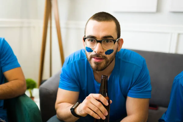 Caucasian Attractive Man Drinking Beer While Hanging Out His Friends — Stock Photo, Image