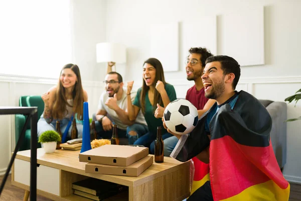 Spannende Sportfans Die Rondhangen Woonkamer Blij Zijn Met Het Kijken — Stockfoto