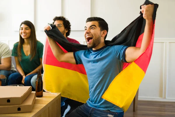 Sportfan Die Vlag Van Duitsland Vasthoudt Terwijl Hij Overwinning Van — Stockfoto