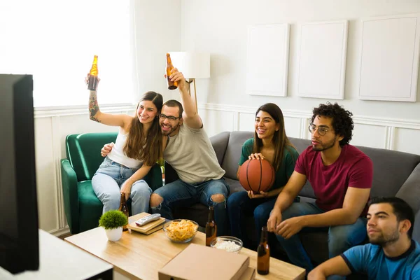 Pareja Sonriente Abrazando Levantando Cerveza Mientras Pasa Rato Con Amigos —  Fotos de Stock