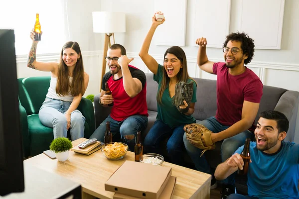 Happy Sports Fans Cheering Baseball Championship While Watching Game — Stock Photo, Image