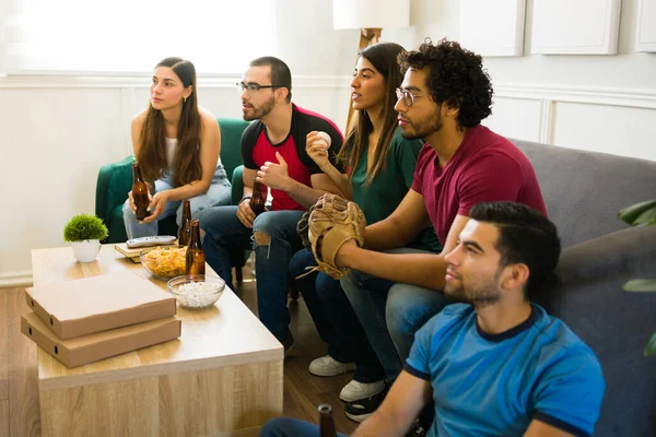 Разнообразная Группа Друзей Использующая Бейсбольную Перчатку Наблюдающая Игрой Телевизору Сидя — стоковое фото