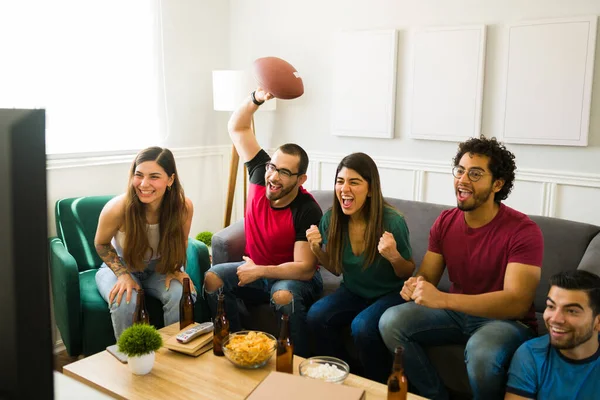 Neşeli Bir Arkadaş Grubu Televizyonda Futbol Maçı Izlerken Tezahürat Yapıyor — Stok fotoğraf