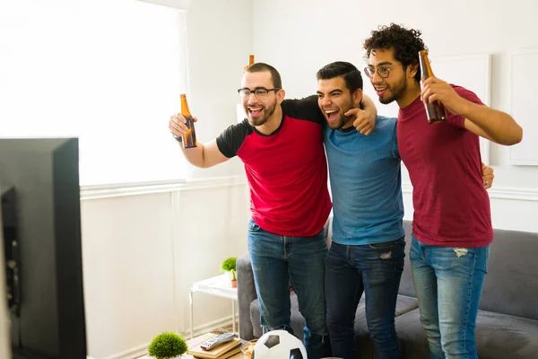 Zeer Opgewonden Mannen Knuffelen Kijken Naar Voetbalwedstrijd Tijdens Het Vieren — Stockfoto