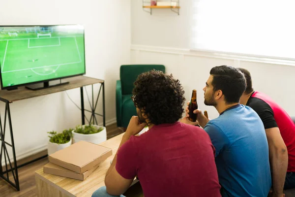 Grupo Amigos Vistos Por Trás Desfrutando Jogo Futebol Sala Estar — Fotografia de Stock