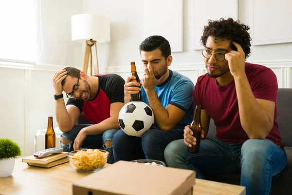Traurige Männliche Freunde Fühlen Sich Frustriert Weil Ihre Fußballnationalmannschaft Das — Stockfoto
