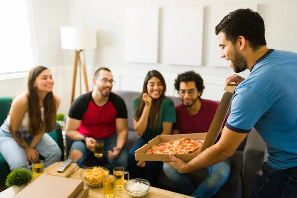 Счастливый Молодой Человек Держит Коробку Пиццей Приносит Еду Друзьям Наслаждаясь — стоковое фото