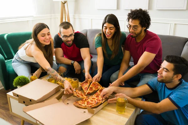 Ενθουσιασμένοι Ελκυστικοί Φίλοι Που Τρώνε Πίτσα Πεπερόνι Και Πίνουν Μπύρα — Φωτογραφία Αρχείου