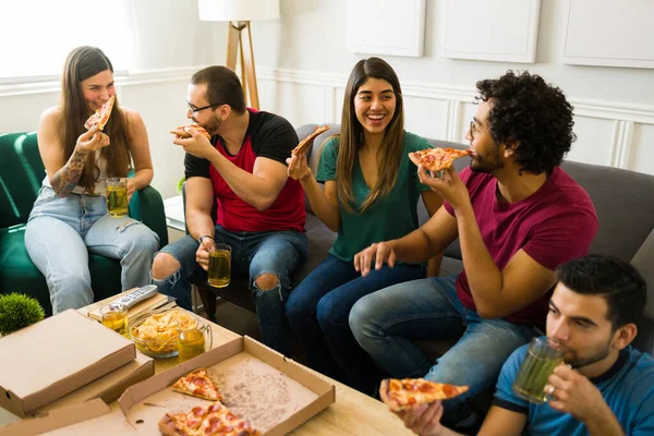 Belles Femmes Jeunes Hommes Mangeant Pizza Buvant Bière Tout Amusant — Photo
